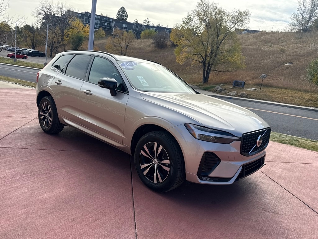 2025 Volvo XC60 Core's photo
