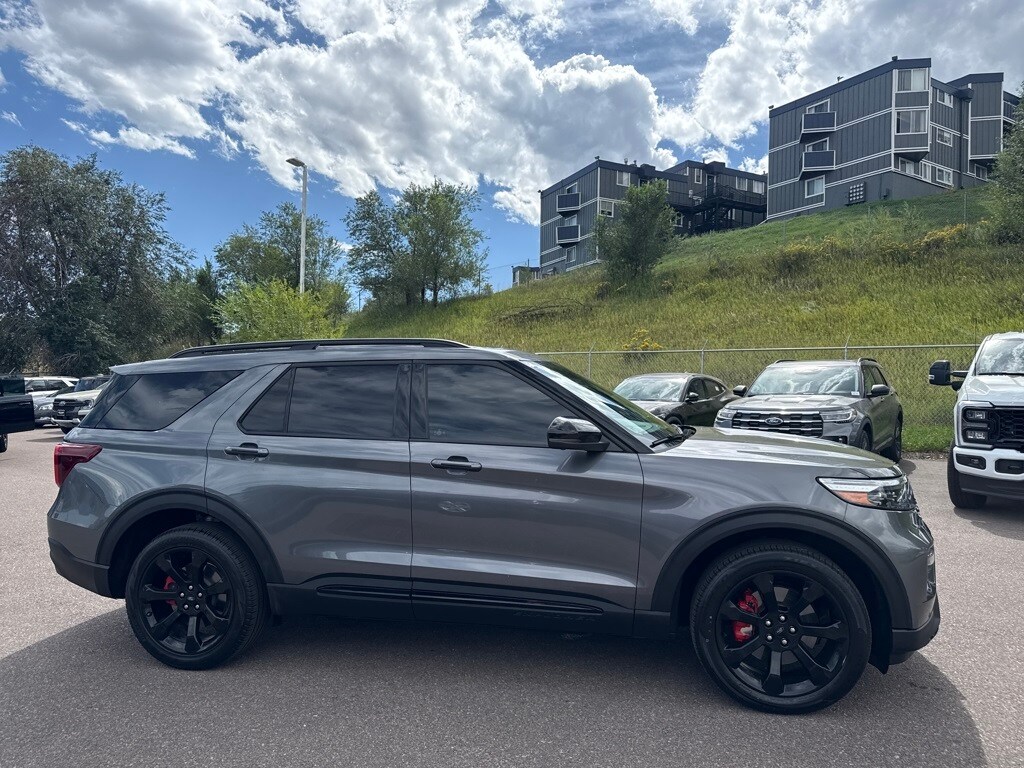2023 Ford Explorer ST photo 2
