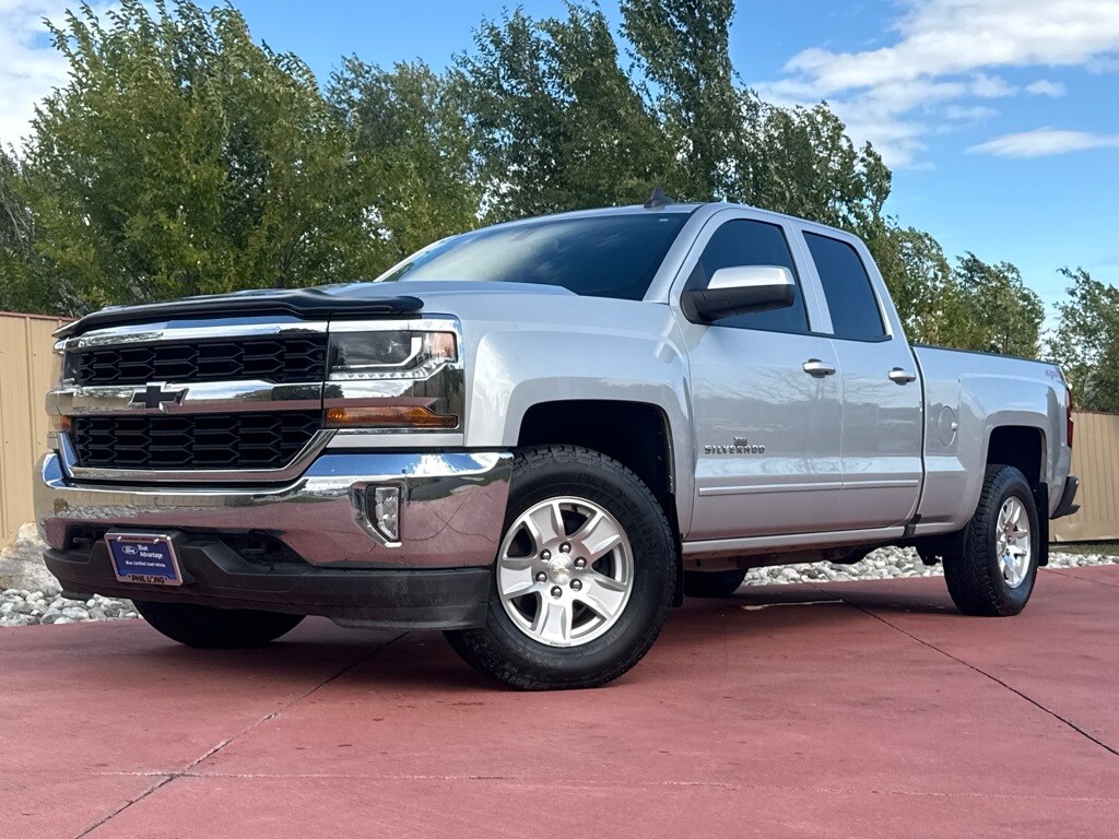 2017 Chevrolet Silverado 1500 LT photo 3