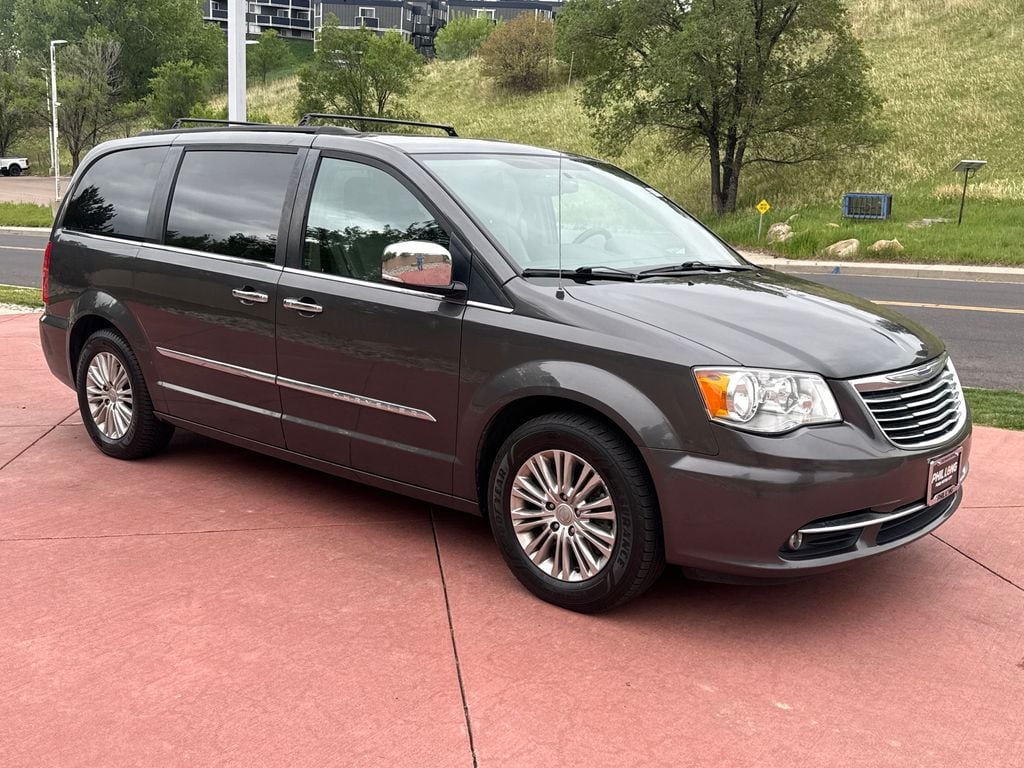 2015 Chrysler Town & Country Touring-L's photo