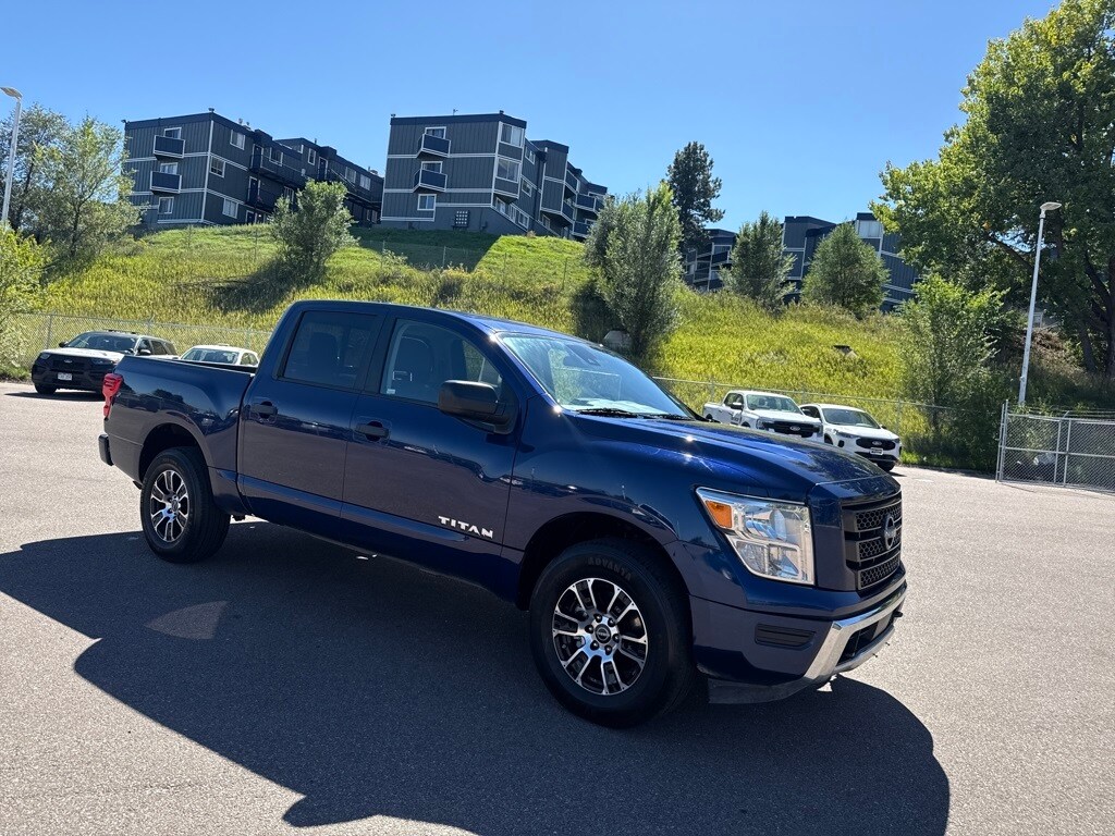 2023 Nissan Titan SV photo 3