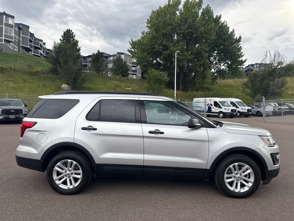 2017 Ford Explorer Base photo 3