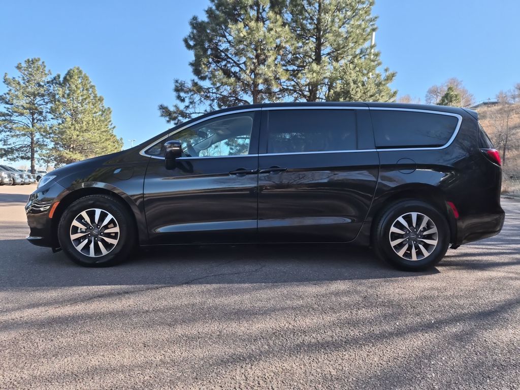 2024 Chrysler Pacifica Hybrid photo 4