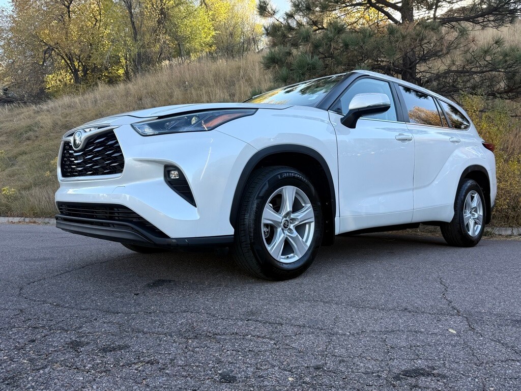 2023 Toyota Highlander LE photo 3