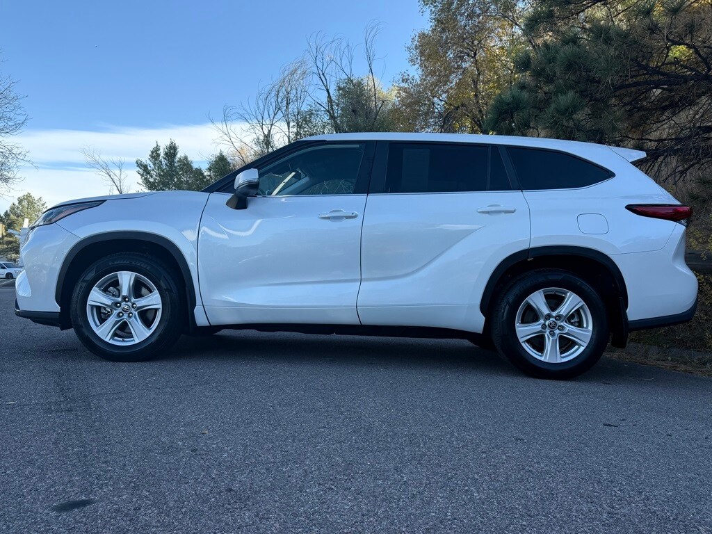 2023 Toyota Highlander LE photo 4