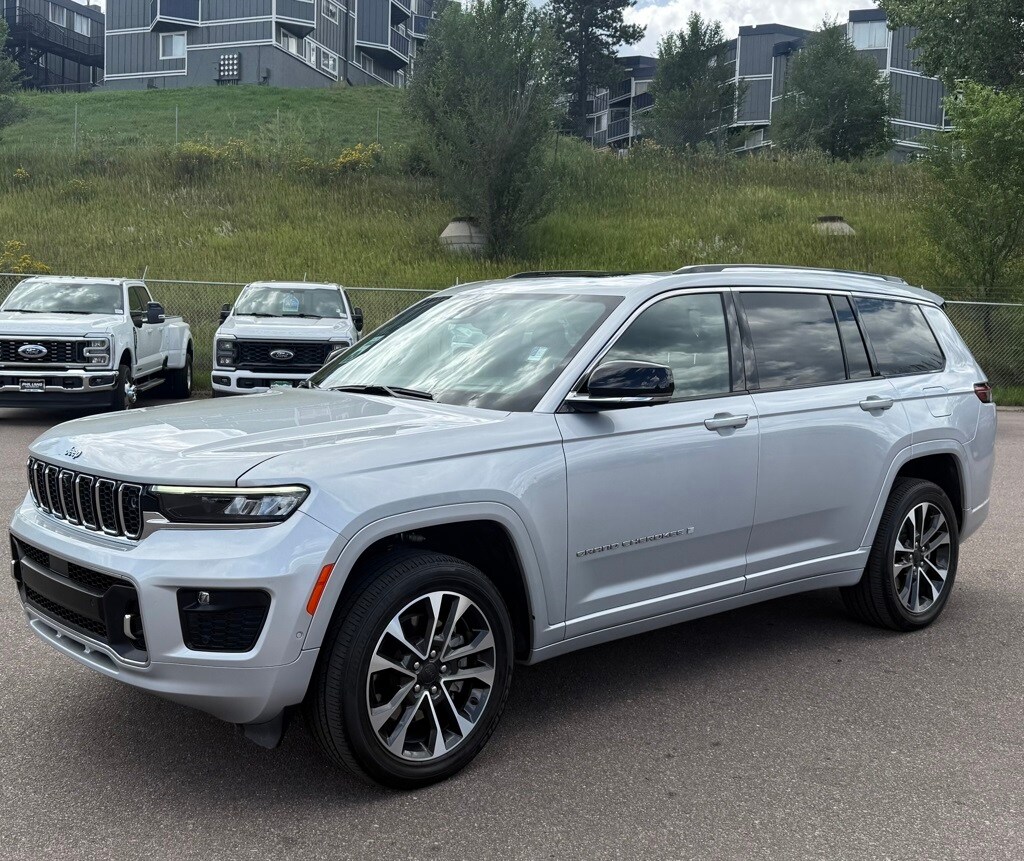 2022 Jeep Grand Cherokee Overland photo 2