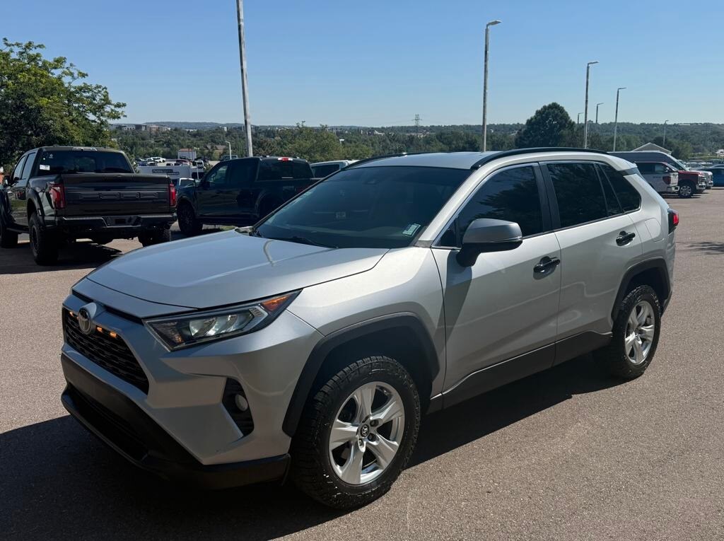 2021 Toyota RAV4 XLE photo 3