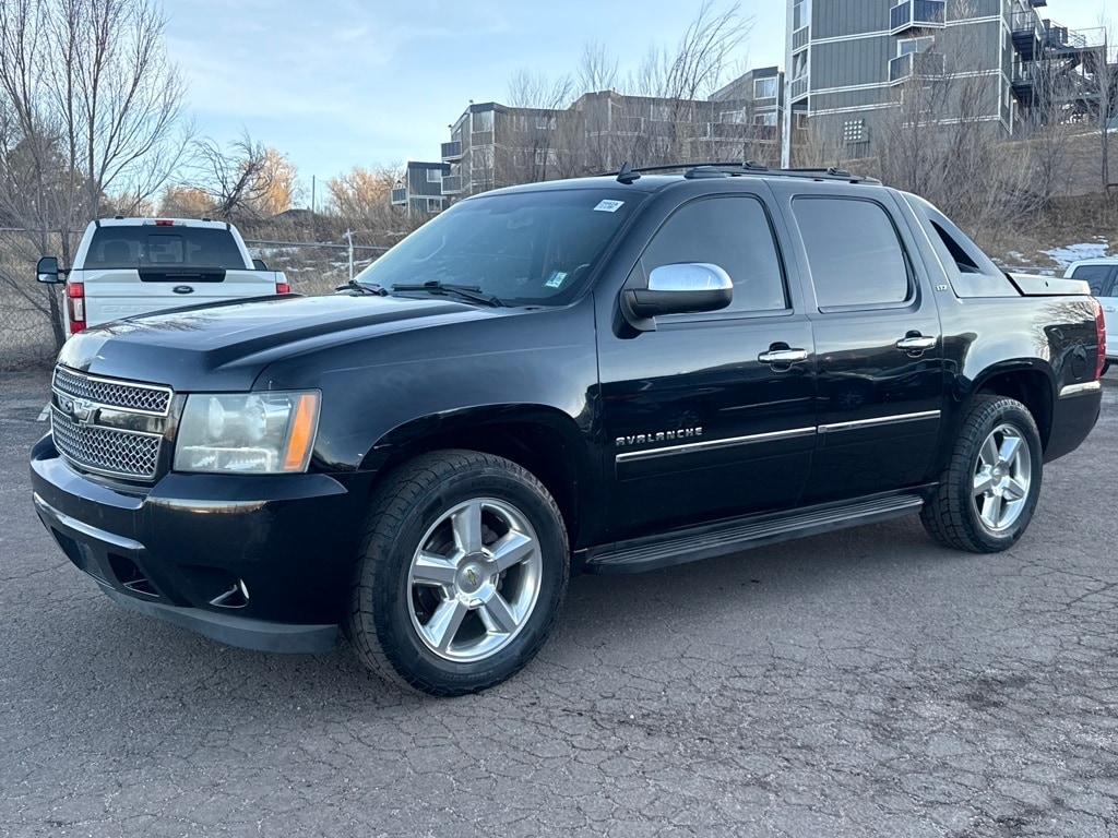 2011 Chevrolet Avalanche LTZ photo 2