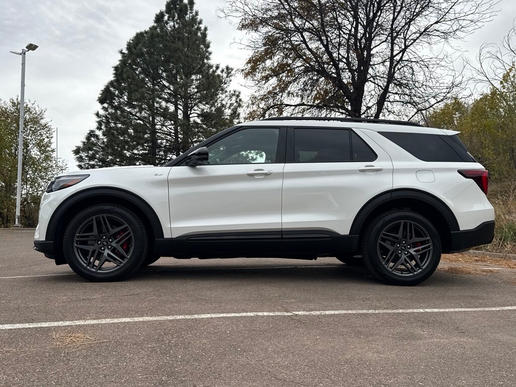 2025 Ford Explorer ST-Line photo 4