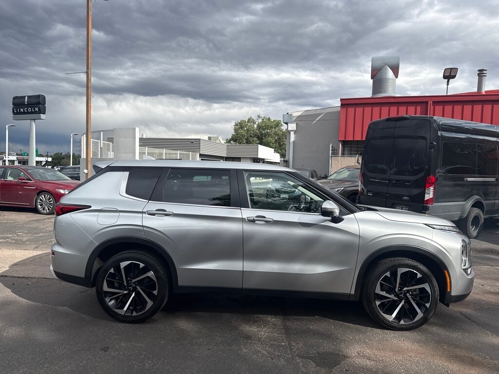 2023 Mitsubishi Outlander SE photo 4
