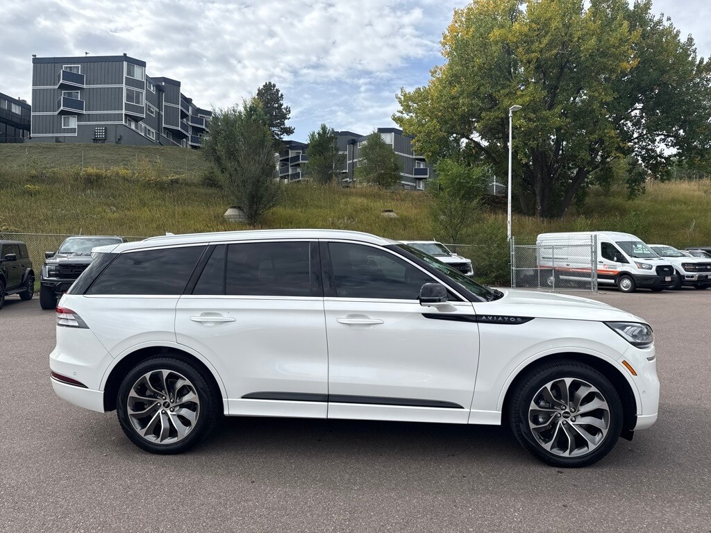 2023 Lincoln Aviator Grand Touring photo 3