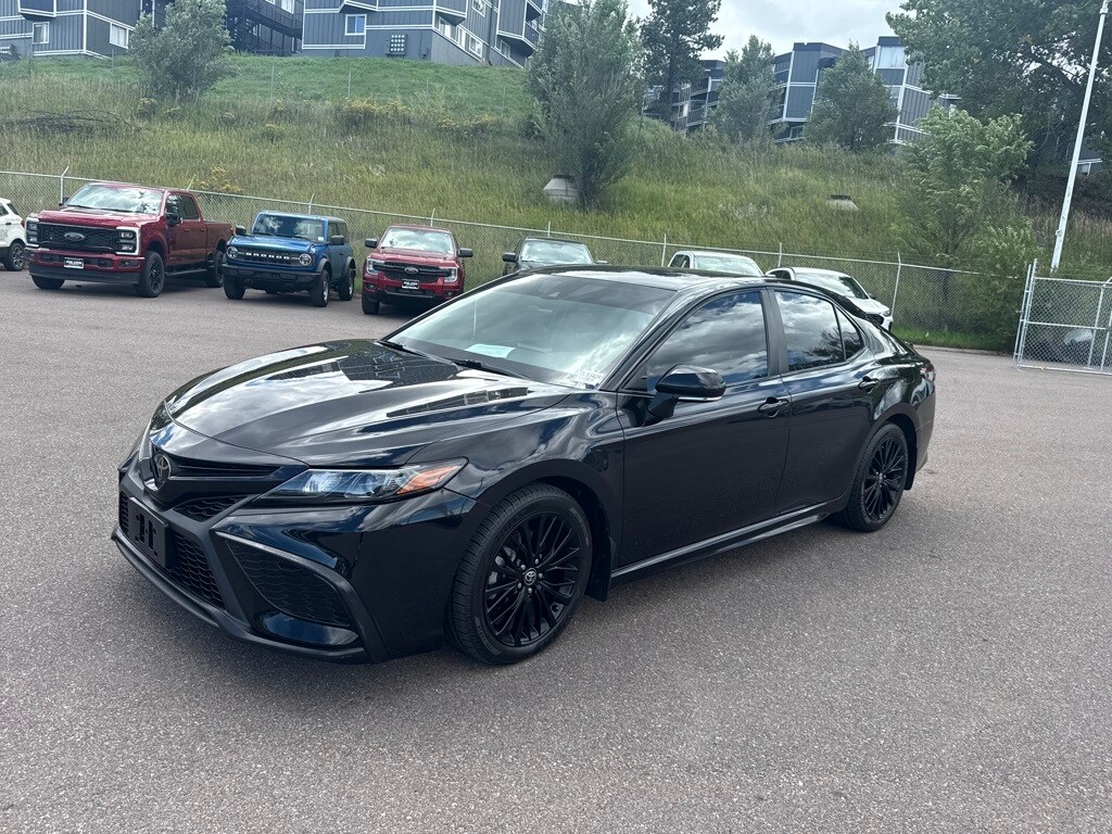 2022 Toyota Camry SE photo 2