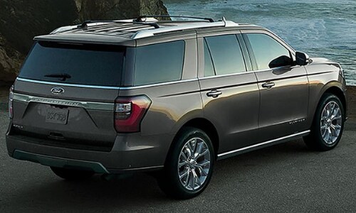 2020 Ford Expedition parked lake side cliff