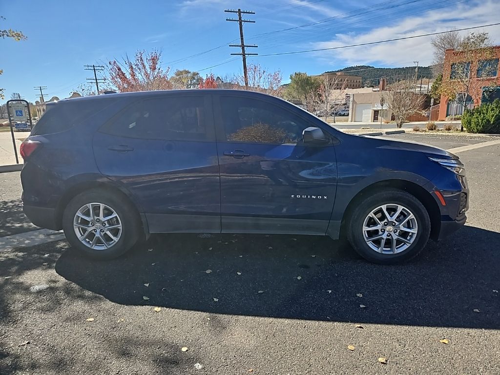2023 Chevrolet Equinox LS photo 4