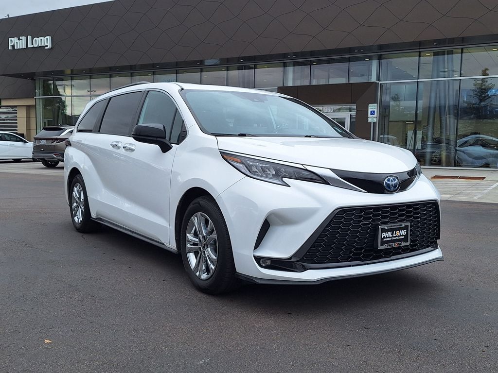 2023 Toyota Sienna XSE's photo