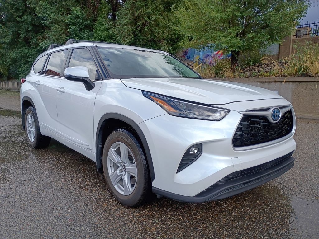 2023 Toyota Highlander Hybrid LE photo 3