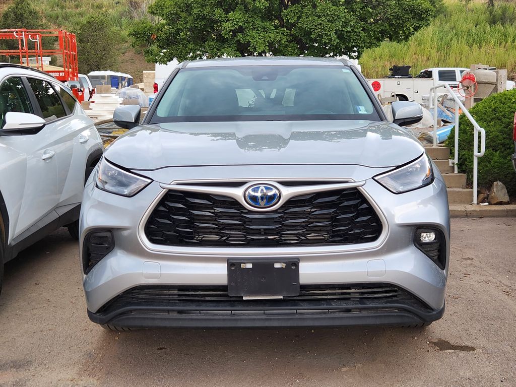 2023 Toyota Highlander Hybrid LE photo 2