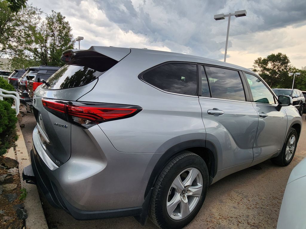 2023 Toyota Highlander Hybrid LE photo 4