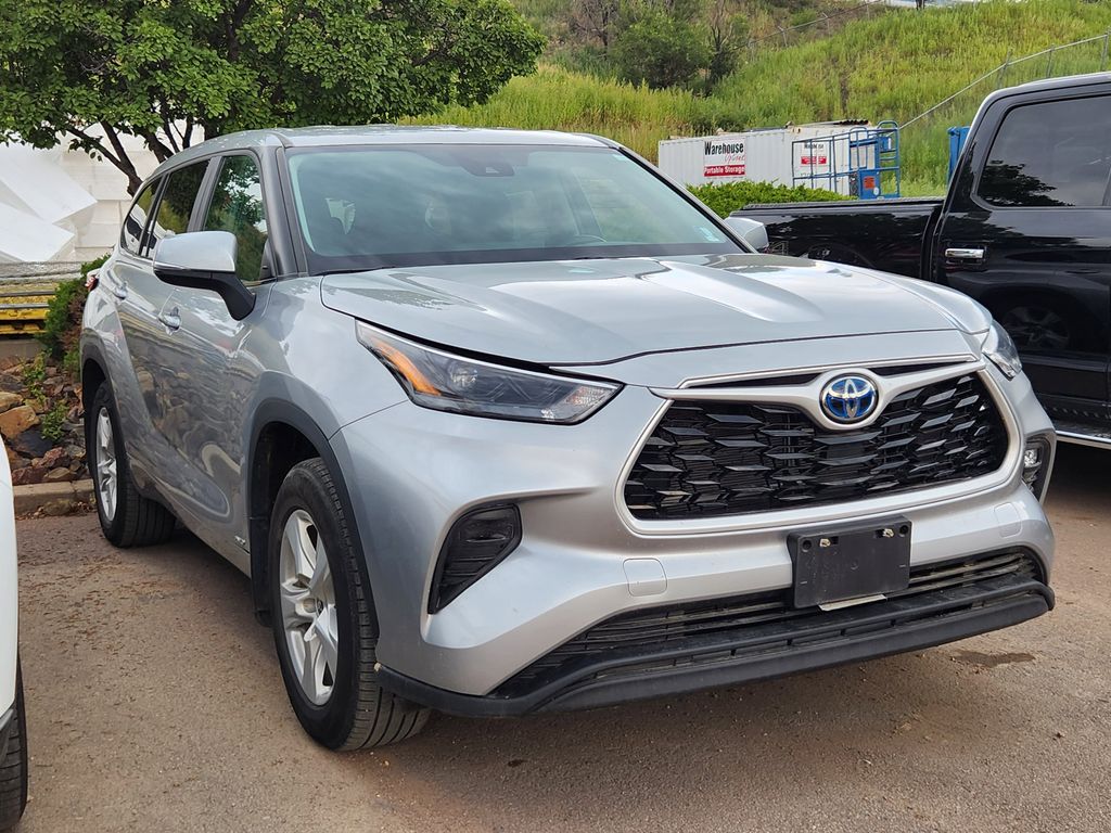 2023 Toyota Highlander Hybrid LE photo 3