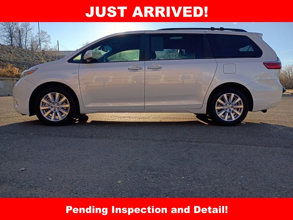 2017 Toyota Sienna Limited Premium photo 3