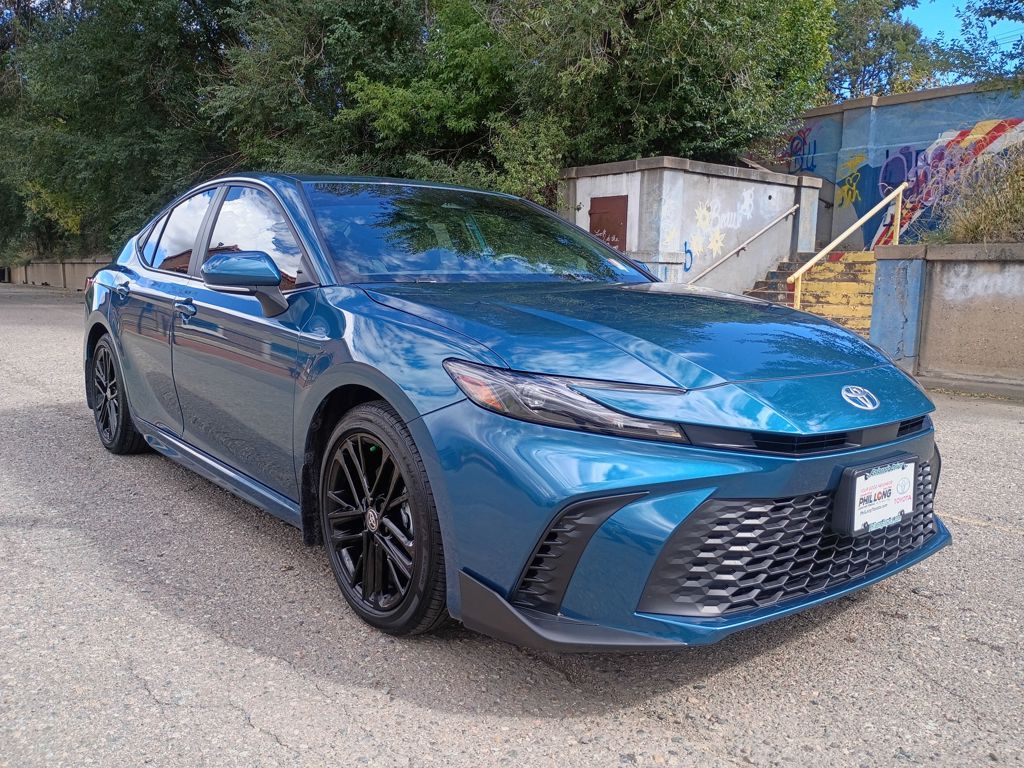 2025 Toyota Camry SE photo 3