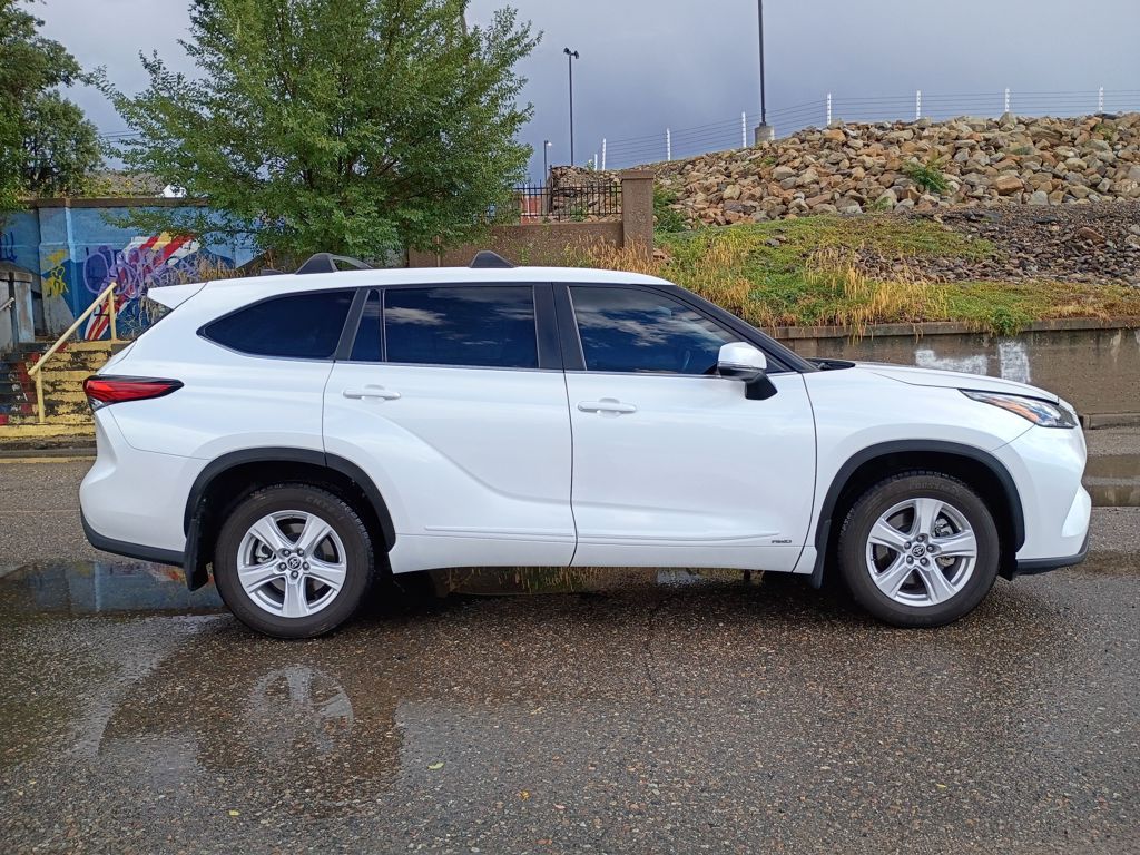 2023 Toyota Highlander Hybrid LE photo 4