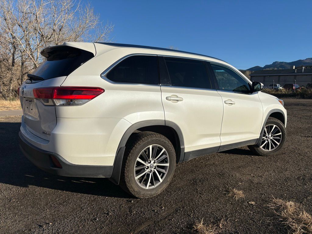 2019 Toyota Highlander XLE photo 3
