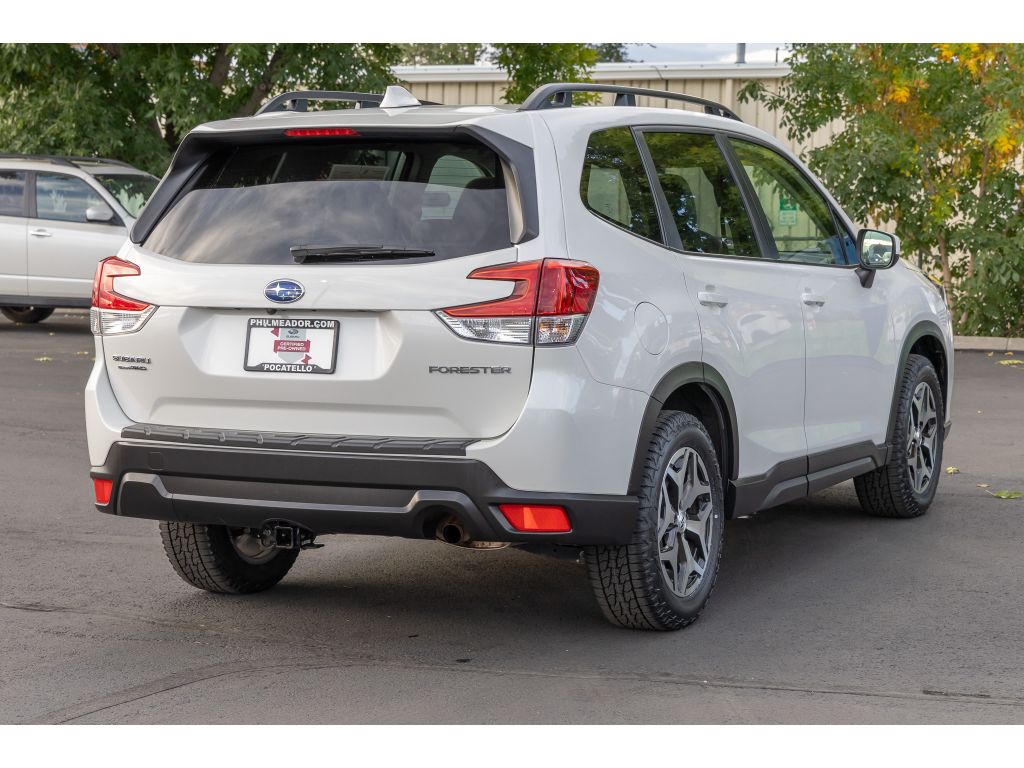 2022 Subaru Forester Premium photo 2
