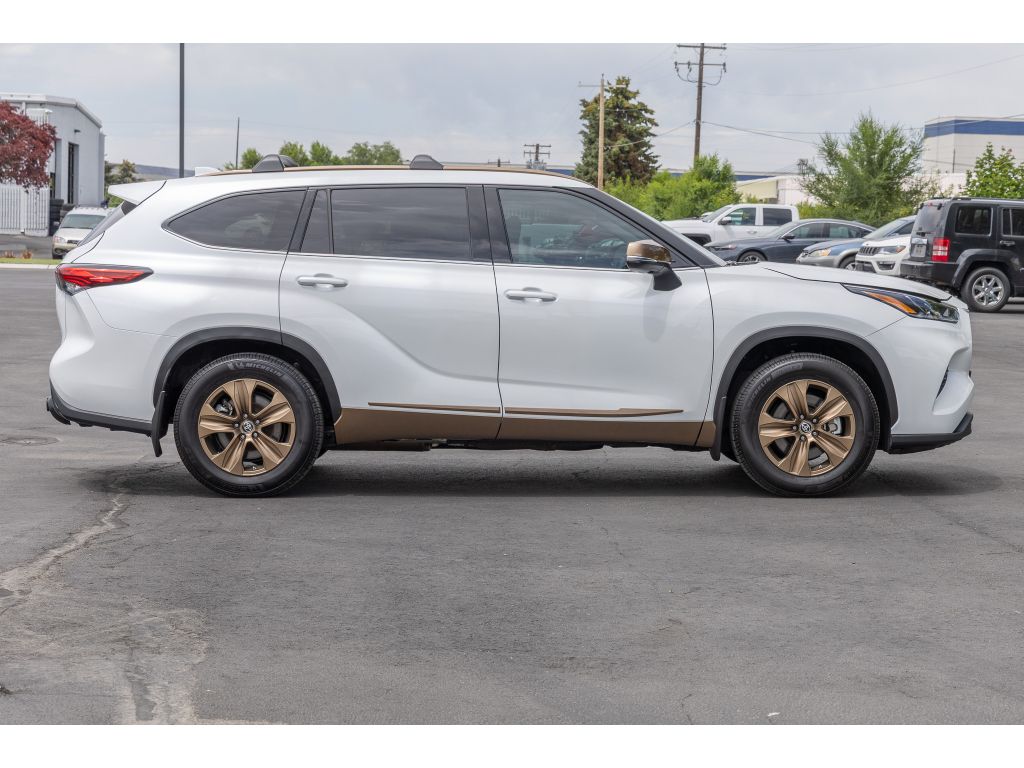 2022 Toyota Highlander Hybrid Bronze Edition photo 2