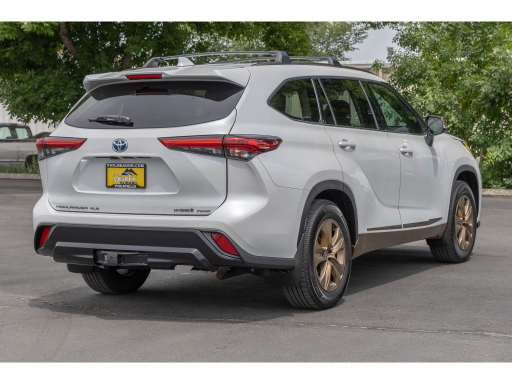 2022 Toyota Highlander Hybrid Bronze Edition photo 3