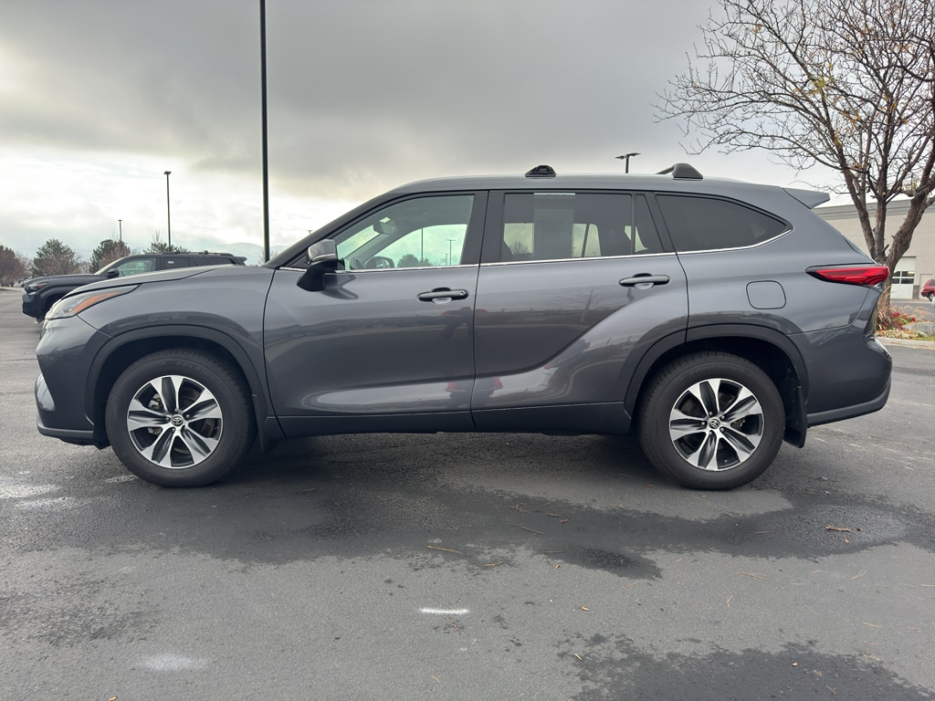 2020 Toyota Highlander XLE Sport photo 3