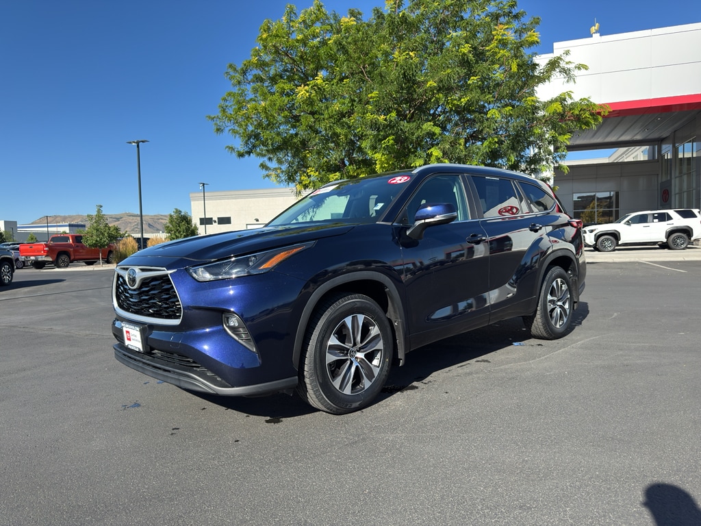 2023 Toyota Highlander XLE photo 2