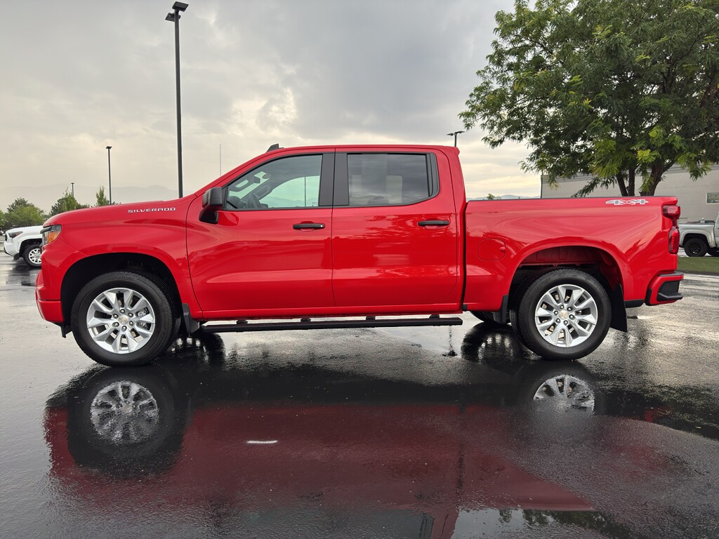 2022 Chevrolet Silverado Custom photo 3