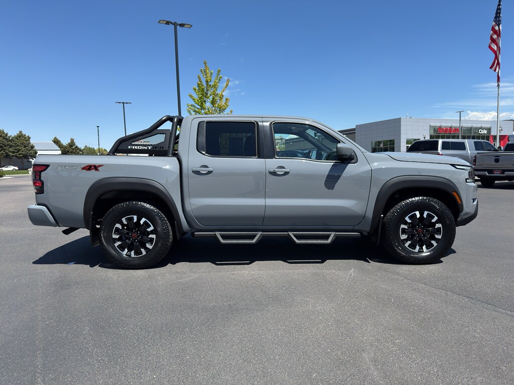 2022 Nissan Frontier PRO-4X Crew Cab photo 2