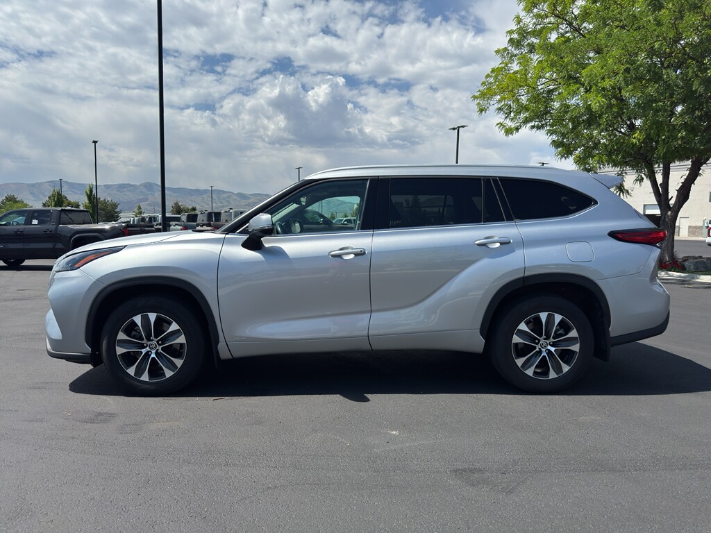 2022 Toyota Highlander Hybrid XLE photo 3
