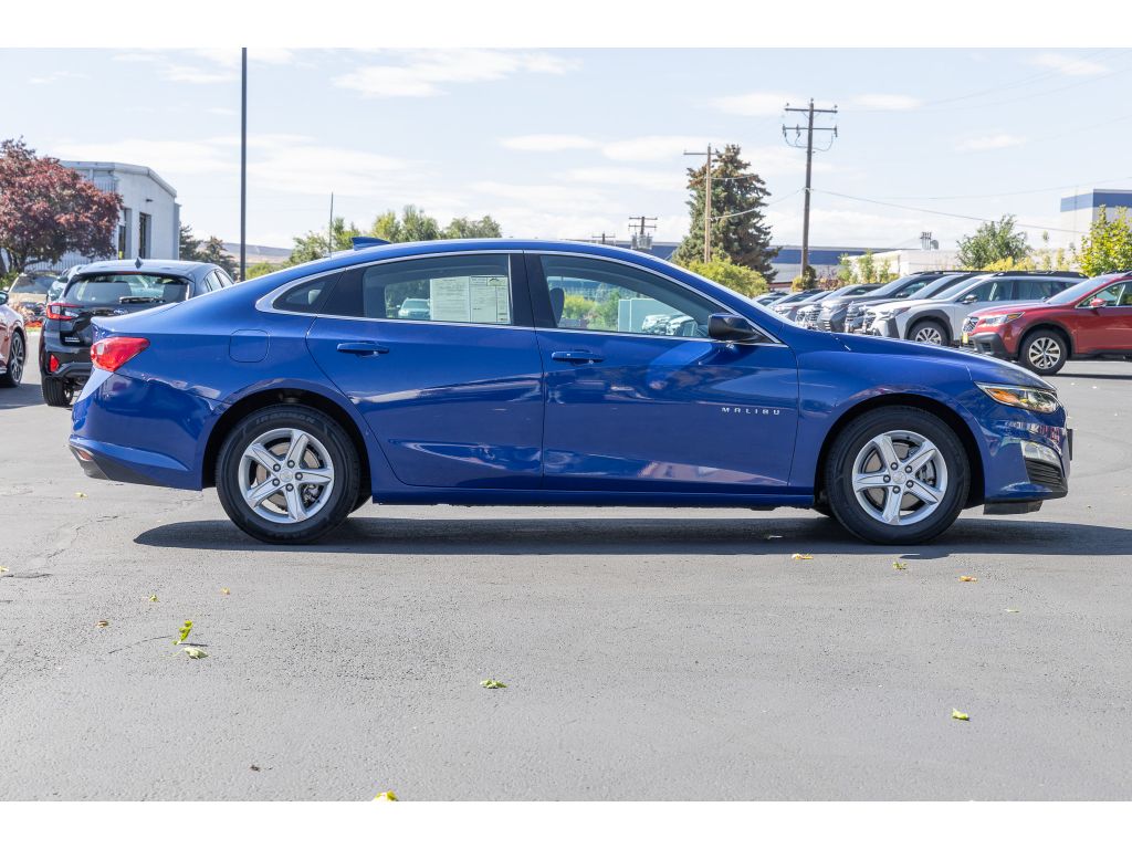 2023 Chevrolet Malibu 1LT photo 2
