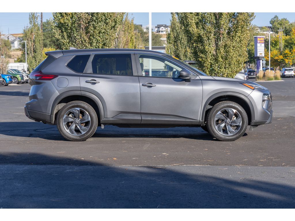 2024 Nissan Rogue SV AWD photo 2