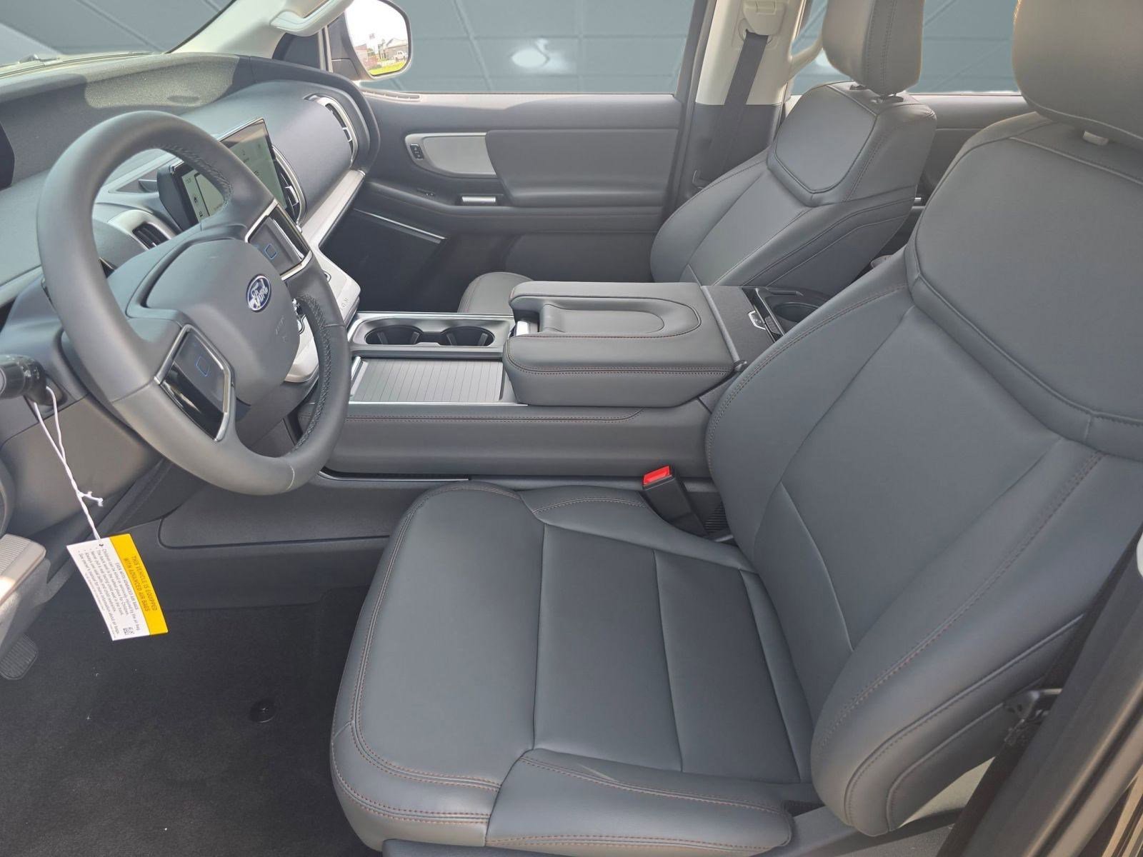 2025 Ford Expedition photo 3