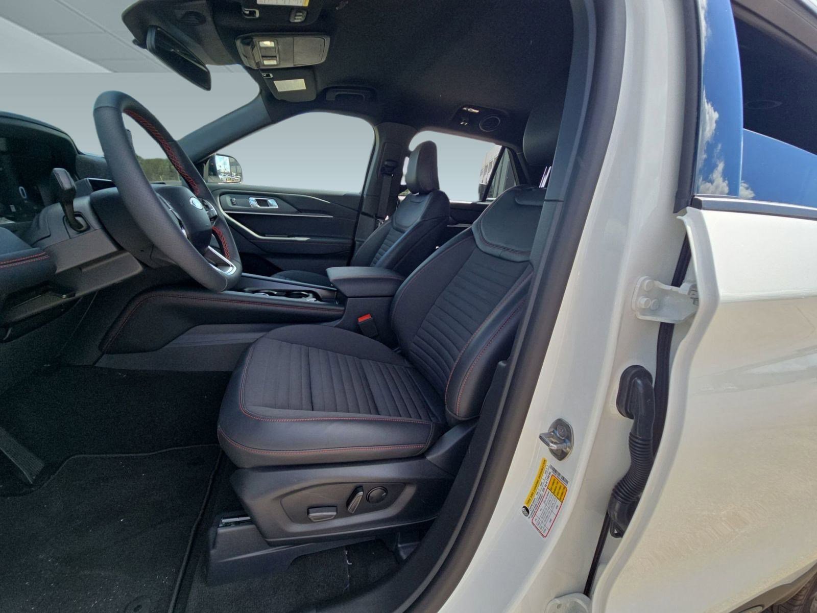 2025 Ford Explorer ST-Line photo 4