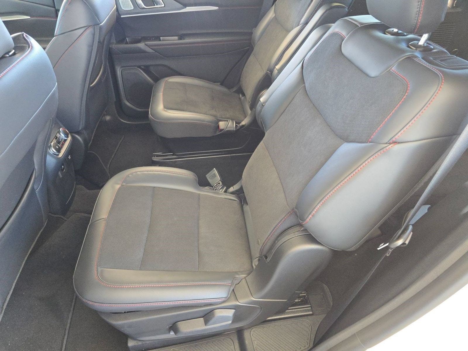 2026 Ford Explorer ST - Photo 14