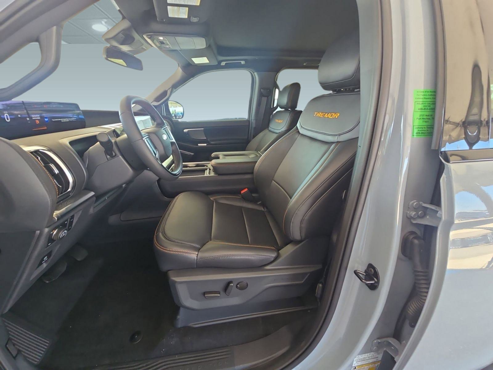 2025 Ford Expedition photo 3