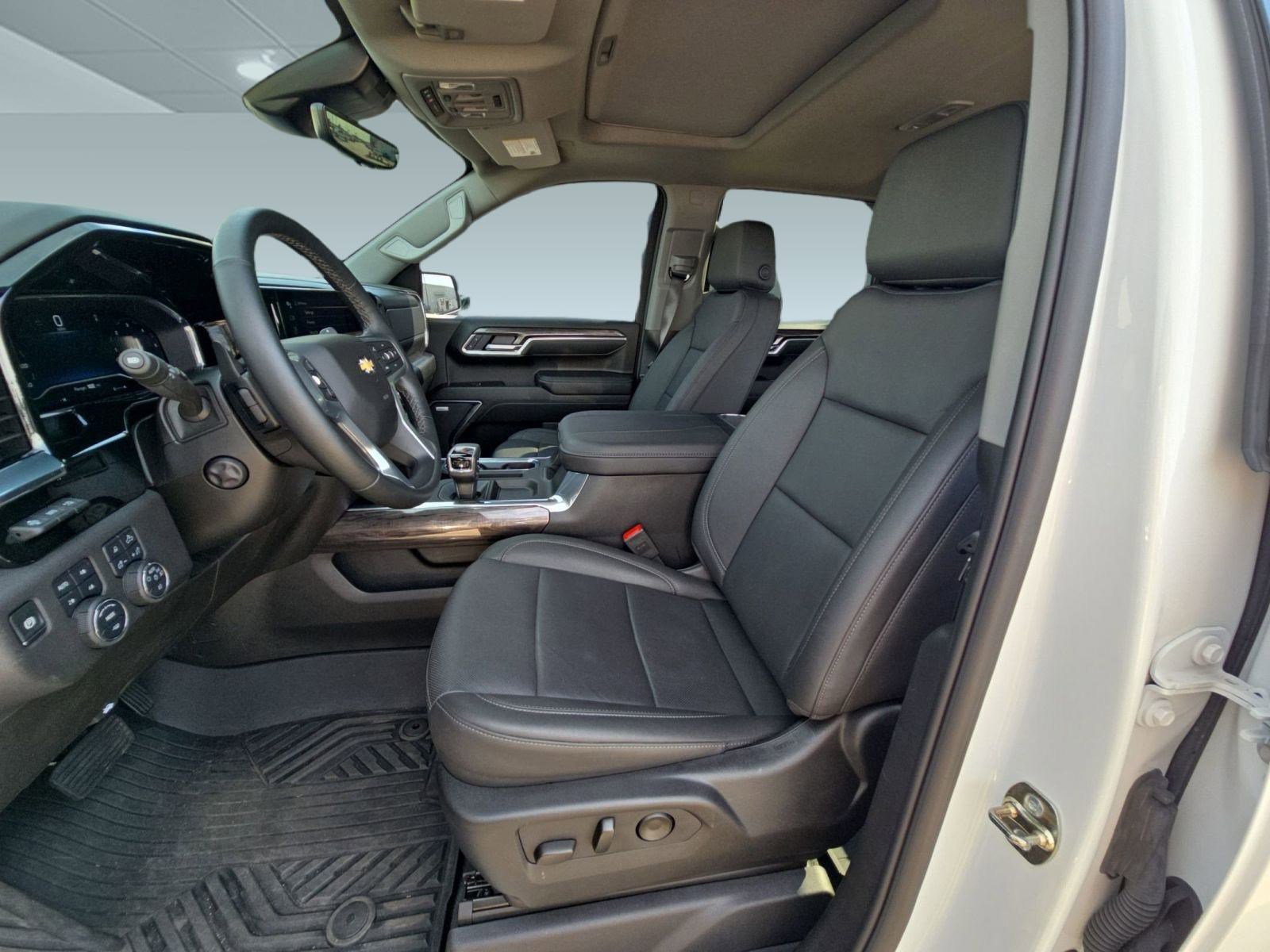 2025 Chevrolet Silverado 1500 LTZ photo 3