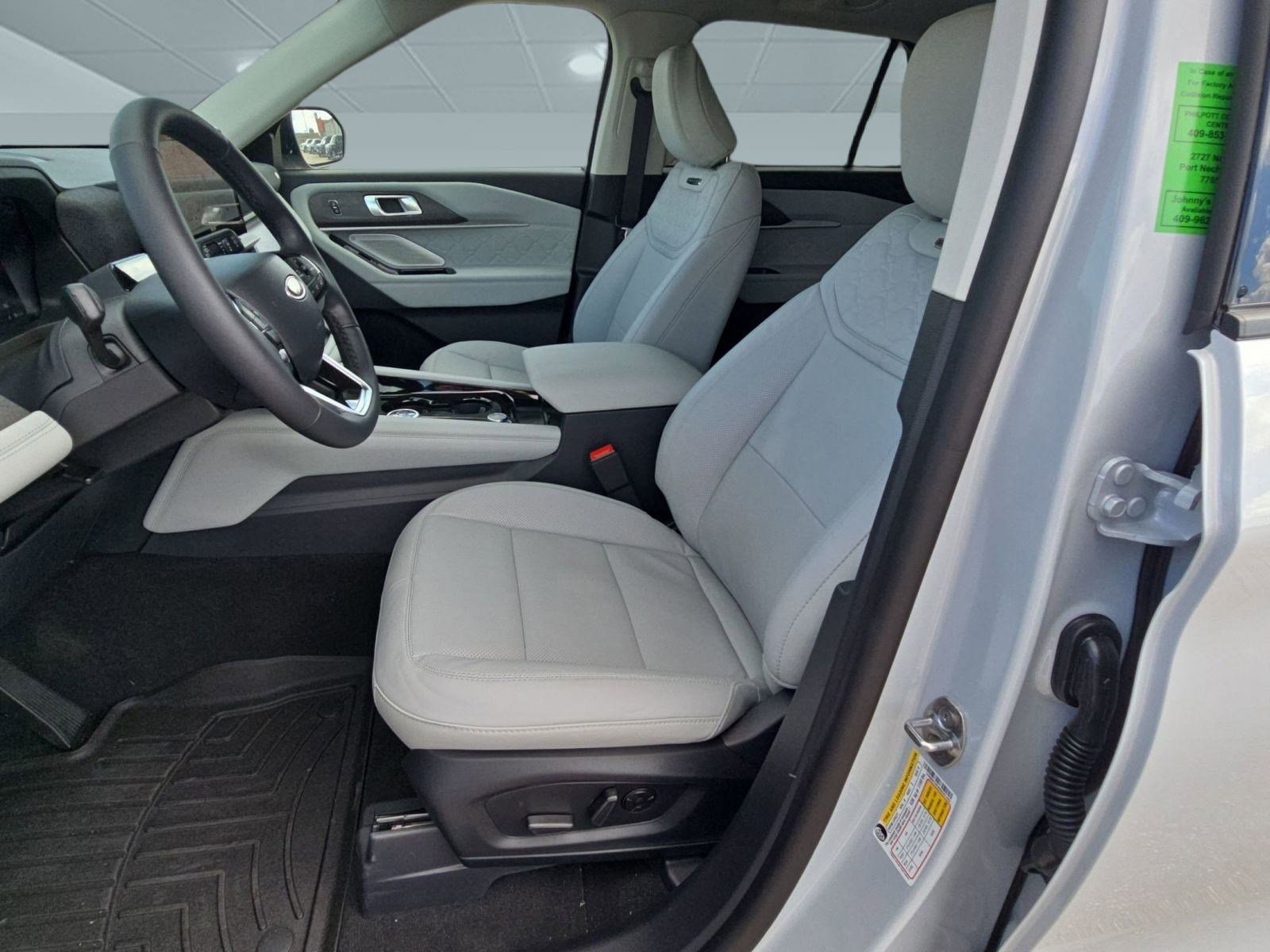 2025 Ford Explorer Platinum photo 3