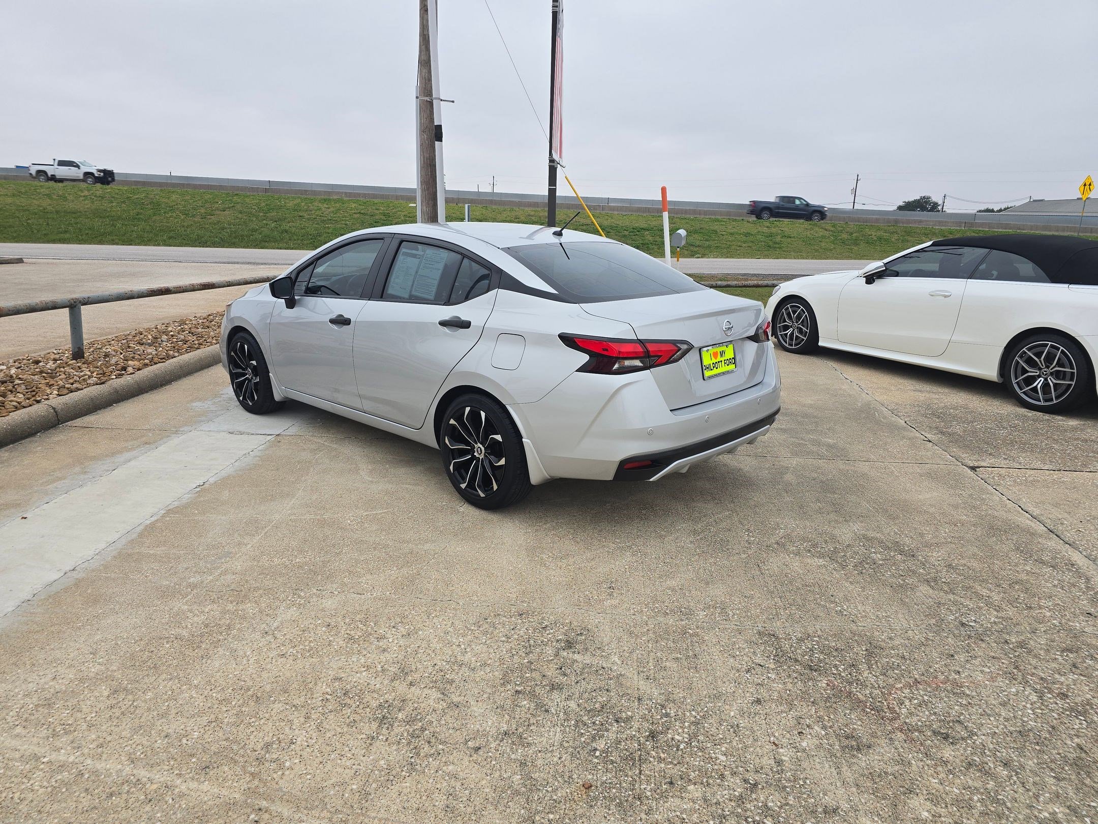 2021 Nissan Versa S photo 2