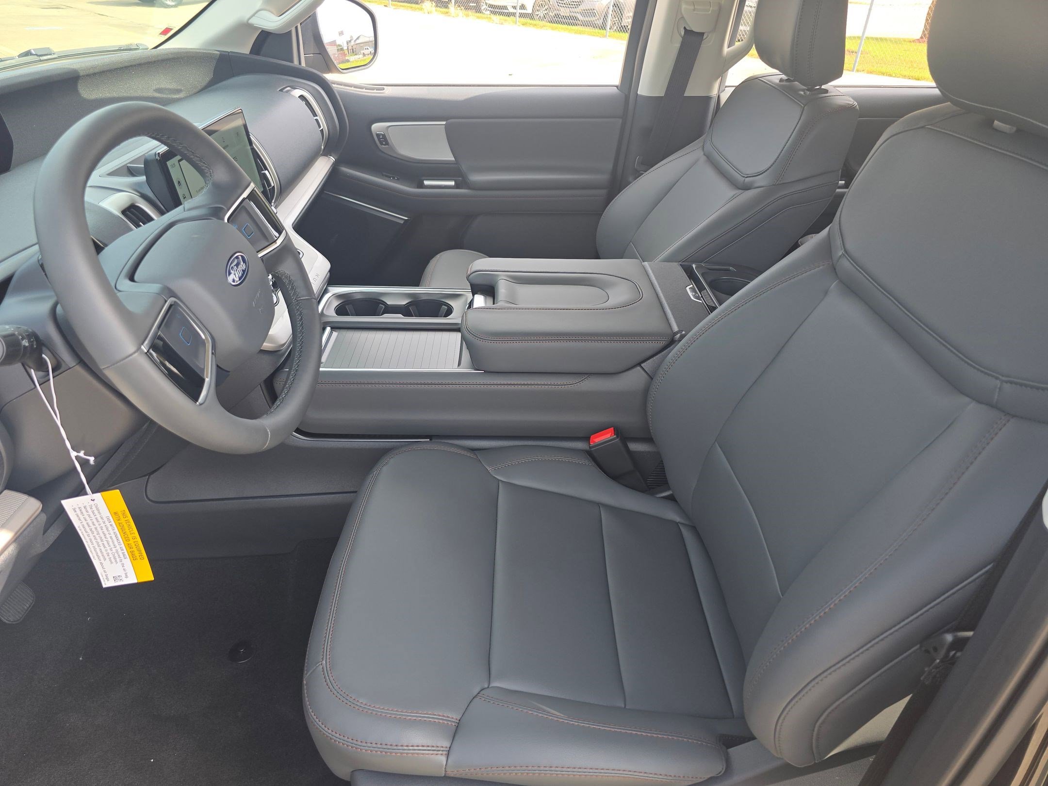 2025 Ford Expedition photo 3