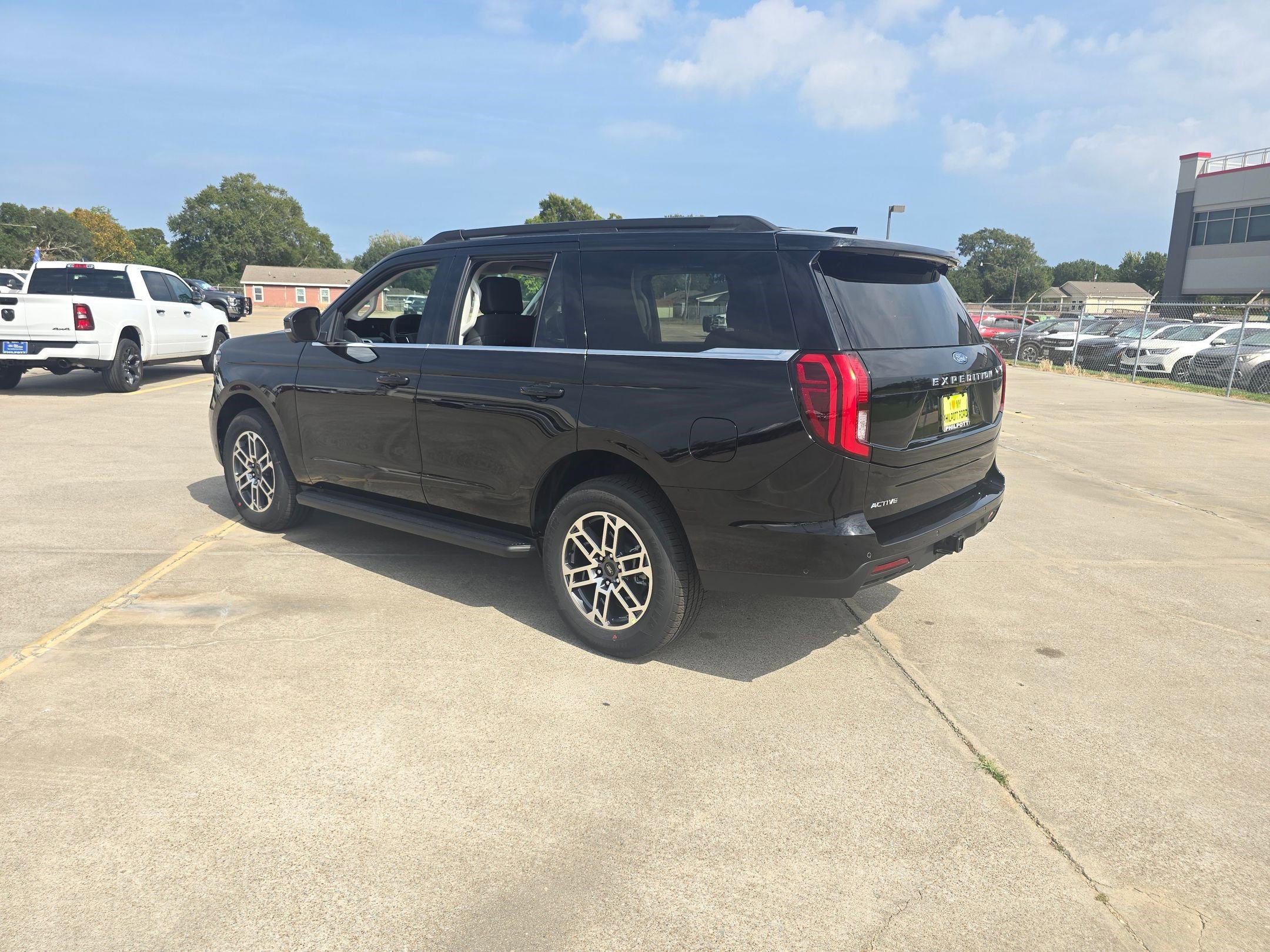 2025 Ford Expedition photo 2