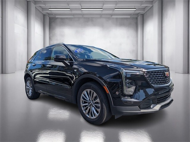 2025 Cadillac XT4 Premium Luxury photo 2