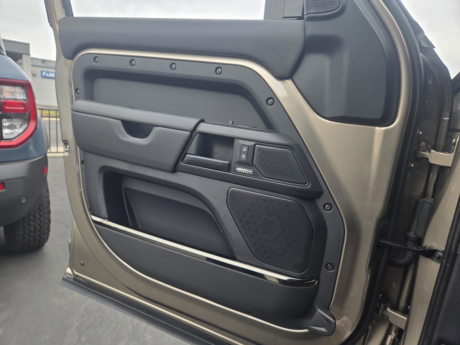 2025 Land Rover Defender Octa - Photo 14
