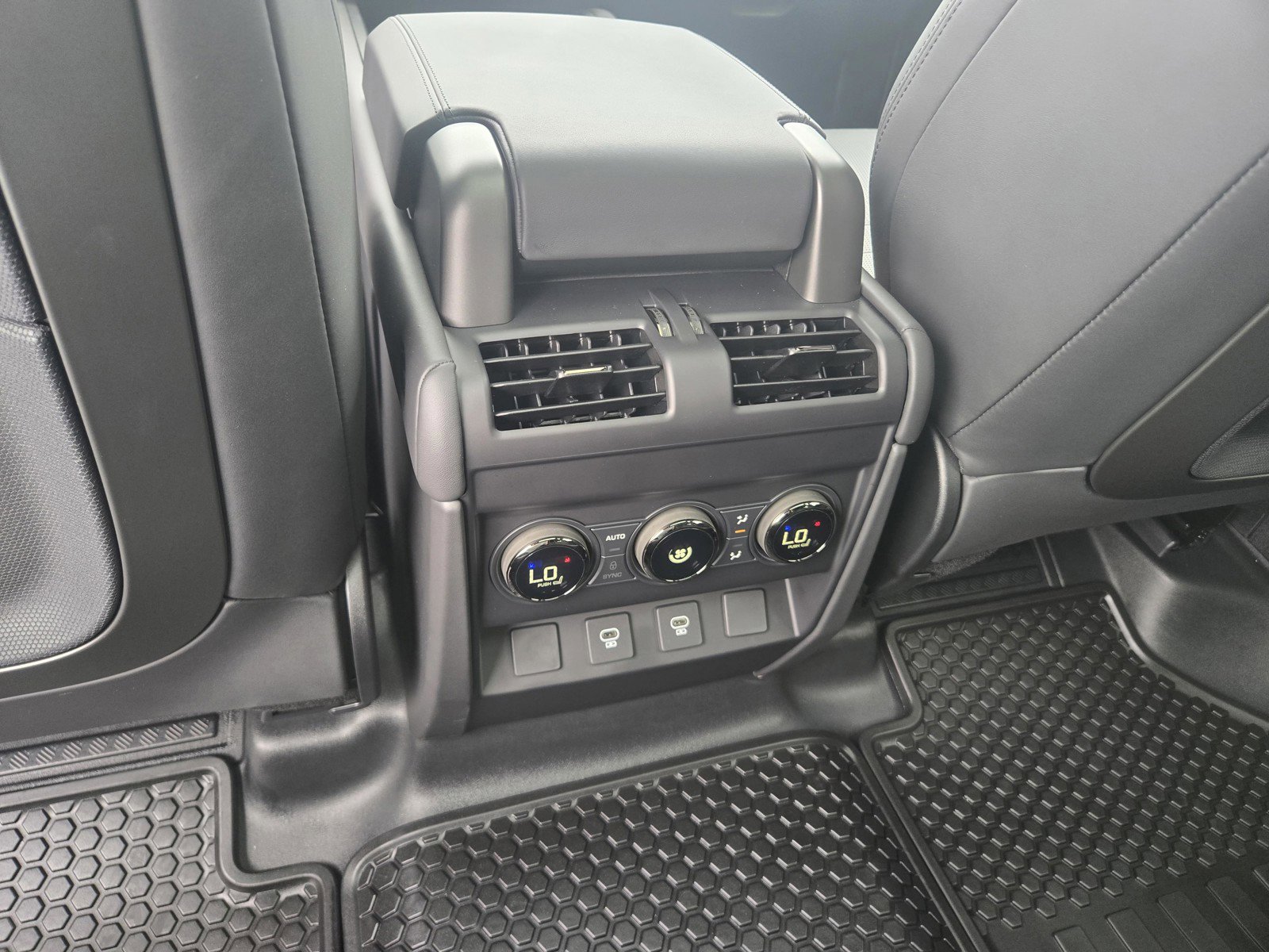 2025 Land Rover Defender Octa - Photo 7