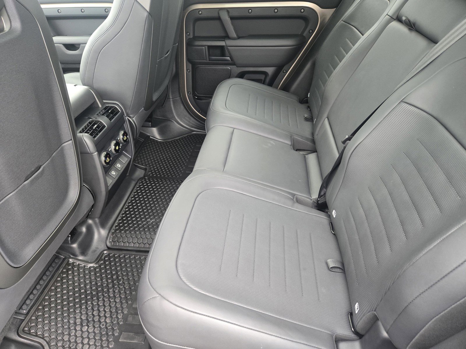2025 Land Rover Defender Octa - Photo 6